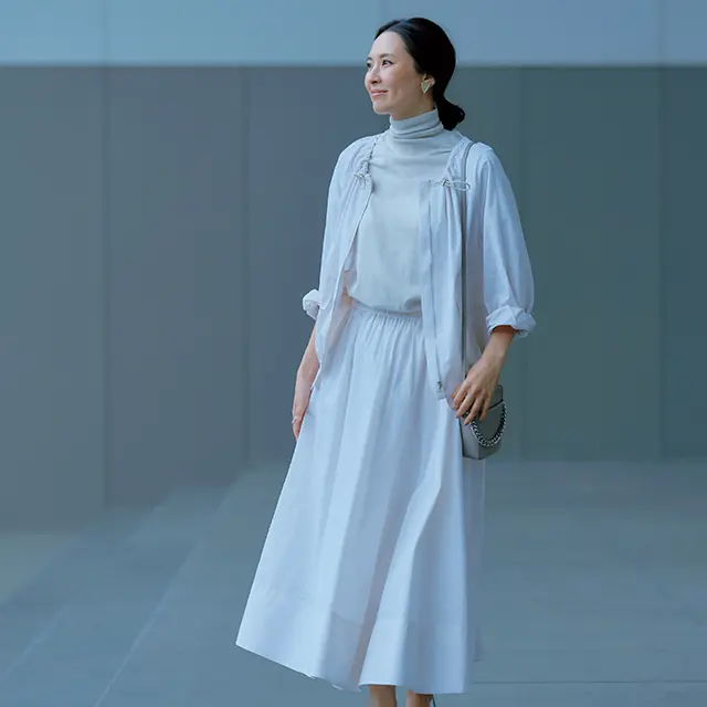 スポーティ素材で一歩先行く上品なホワイトカジュアル