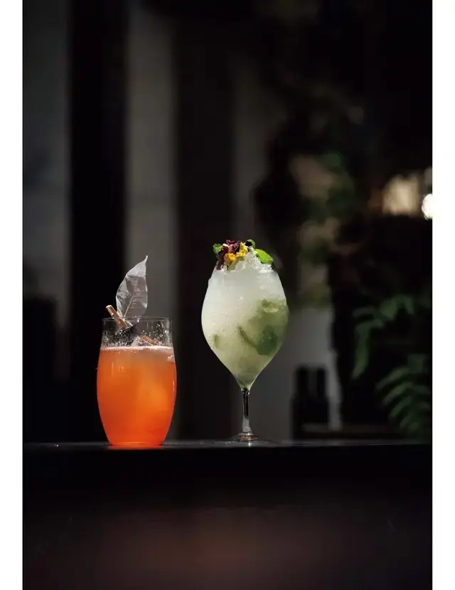 （左から）お米のウォッカが主体のAMENOMANAI￥2,600、フローラルな香りをまとったモクテル、お花のモヒート¥1,800