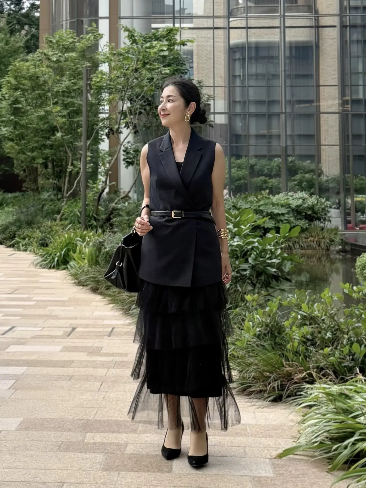 麻布台ヒルズ　ホテル「ジャヌ東京」ランチコーデ　黒ジレ　黒チュールスカート　黒パンプス　黒バッグ　黒ベルト