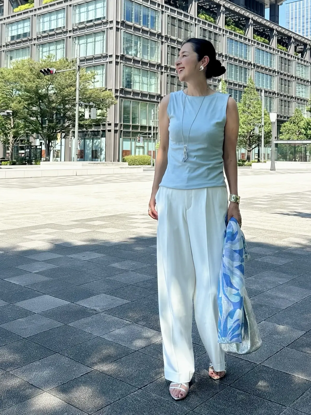 ユニクロ　白タックワイドパンツ　ライトブルーのノースリーブカットソー　シルバーサンダル　シルバーバッグ　ブルー系柄物ストール