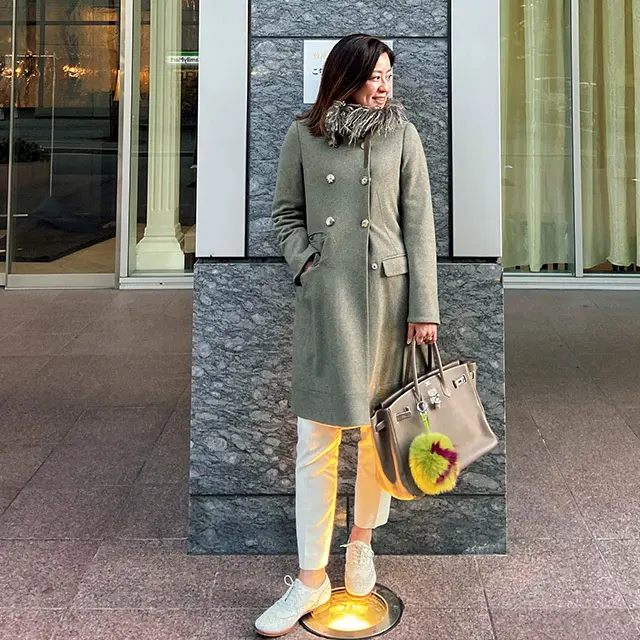 アラフィーおしゃれブロガーコーデ　白いパンツと靴でコーデも気分もUP！