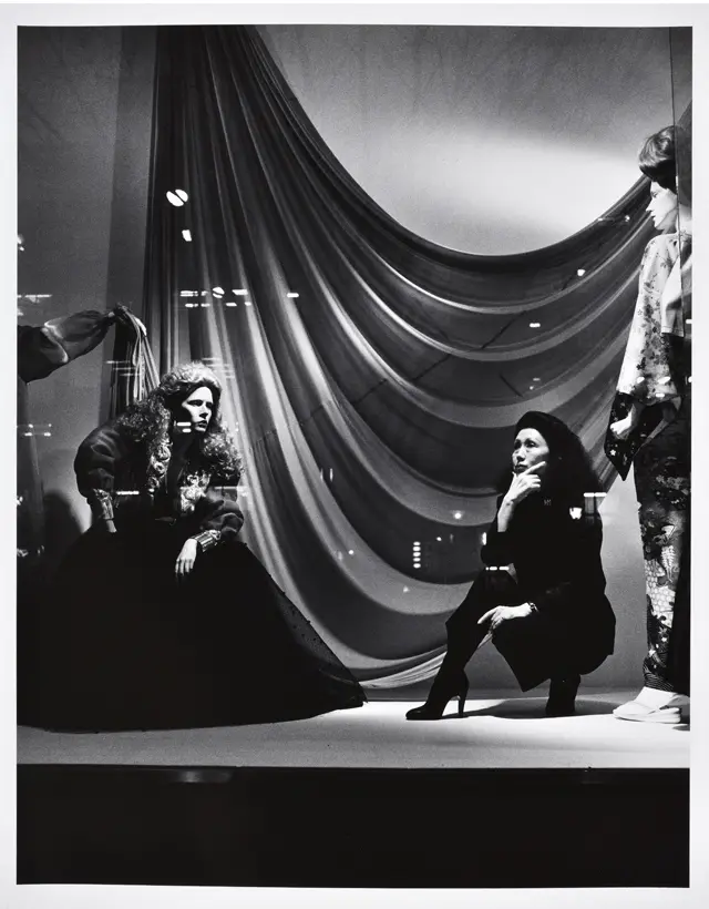 《森 英恵　ファッション・デザイナー「ハナエ・モリ」ビルのショーウィンドー〈肖像の風景〉より》1982年