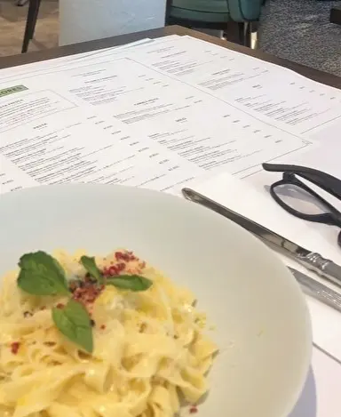 ロンドンで人気のLina Store 表の画像_6