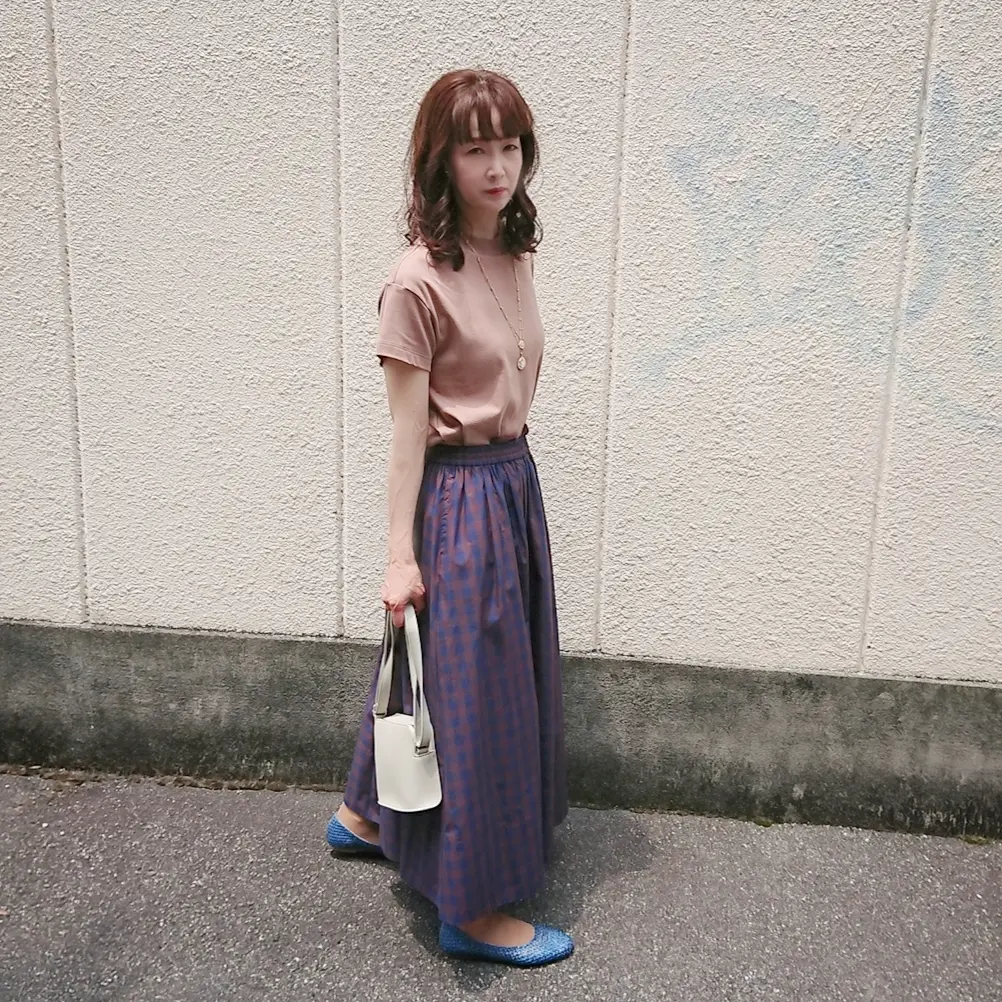 ブラウンTシャツ  チェックスカート