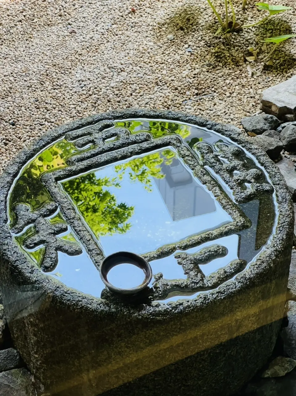 水面に映えるもみじ