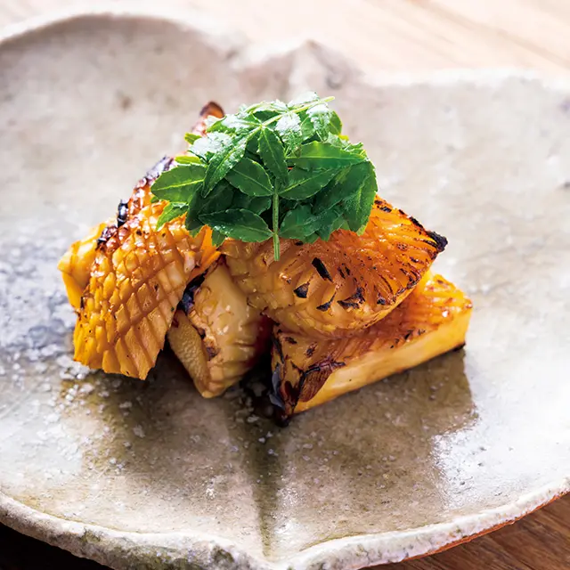 皮をむいて焼き色をつけ、しょうゆの漬け焼きにした筍