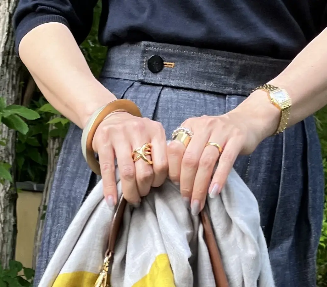 人気ファッションエディター三尋木奈保さんのデニムコーデのポイントは手元のジュエリー使い