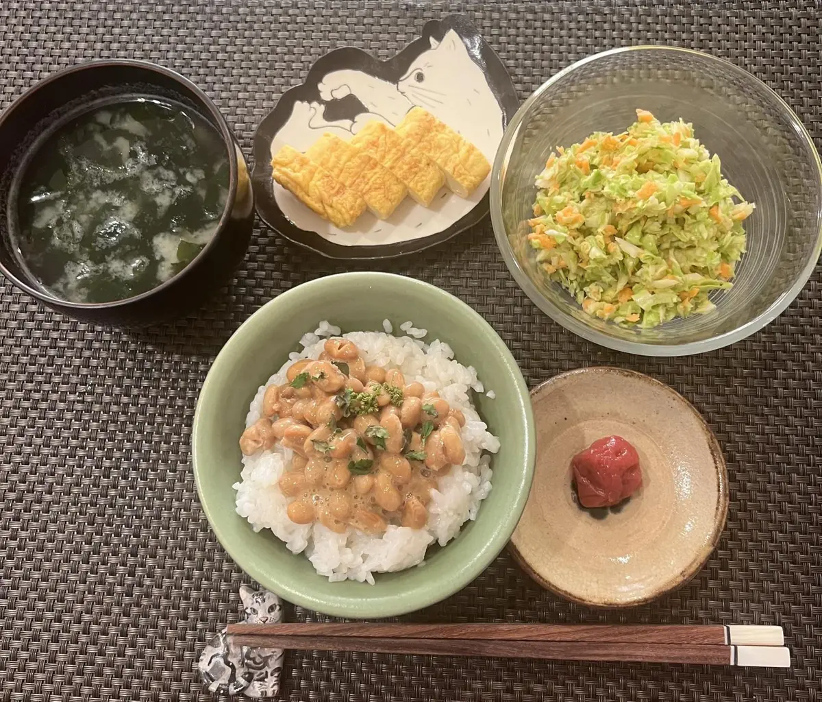 OurAge×Webエクラ　【食前〇〇なしの日】  朝食メニュー：卵焼き、コールスロー、納豆、梅干し、わかめの味噌汁、ご飯。食後にミニトマト、ヨーグルト