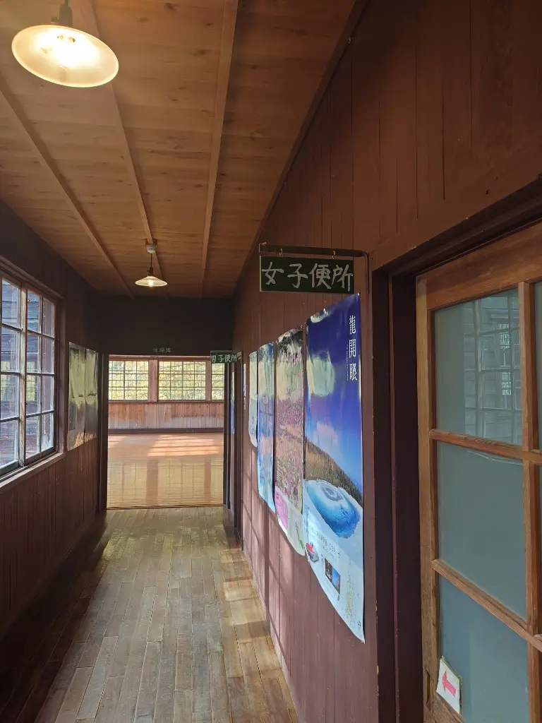 潟分校廊下(トイレから体育館)