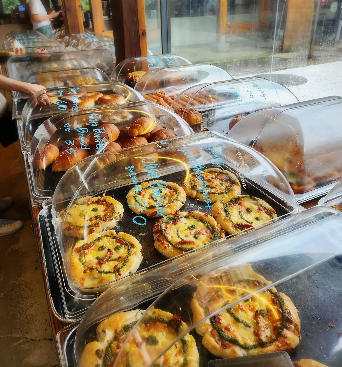 こちらはそれほど混んでいなかったのでゆっくりパンが見れました。