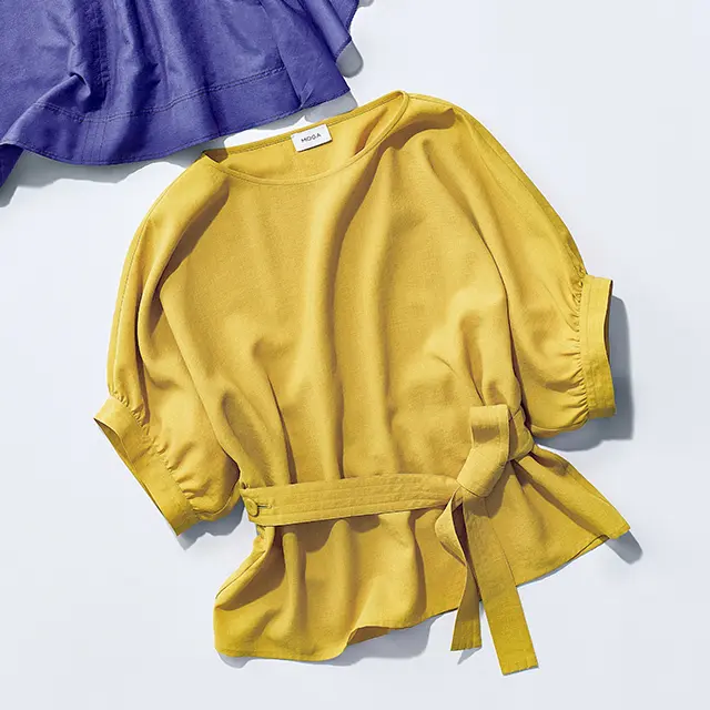 主張しつつ、肌なじみのよいマスタードイエロー