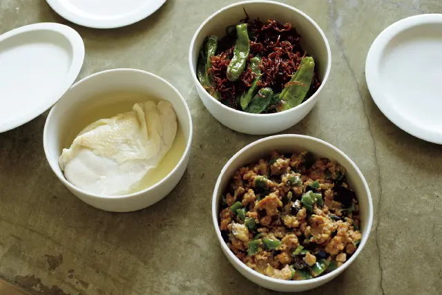 ししとうとじゃこの煮物と野菜入りの肉みそなどの地味なおかず