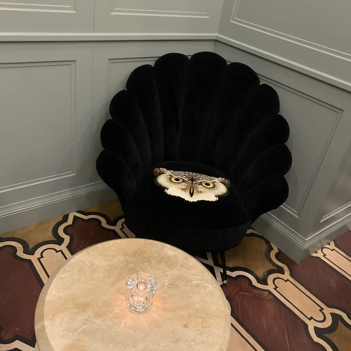 グッチ オステリア ダ マッシモ ボットゥーラ トウキョウの1人掛けソファ