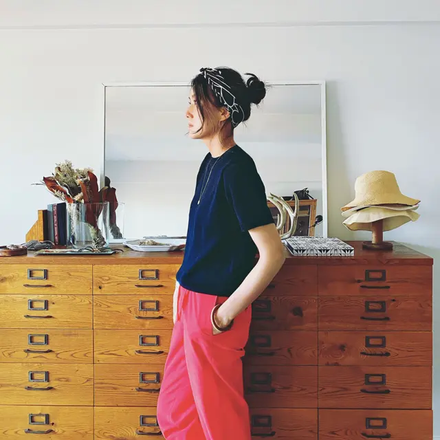 フューシャピンクのカラーパンツコーデの坪田あさみさん