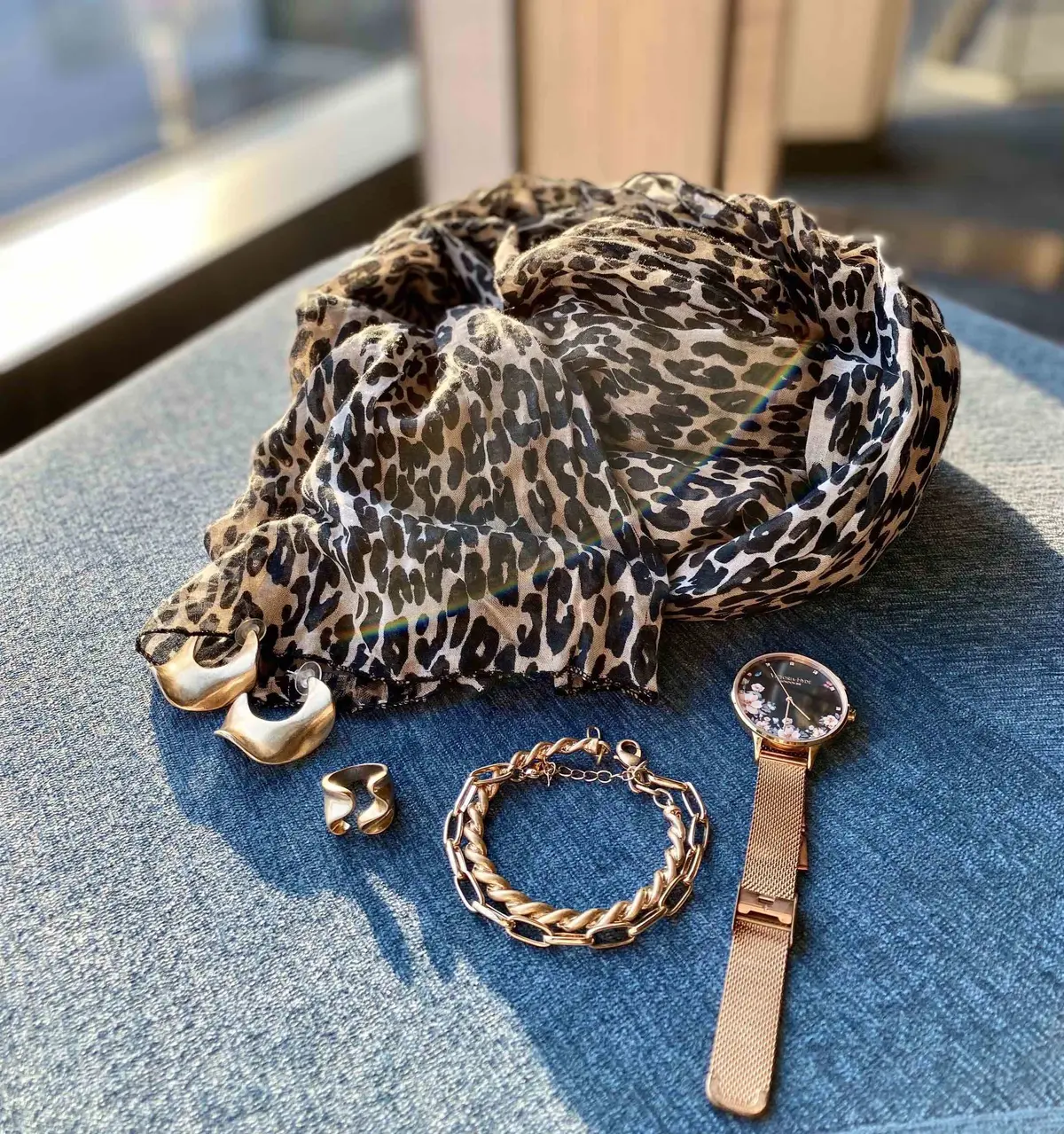 ゴールド系のアクセサリーと合わせました