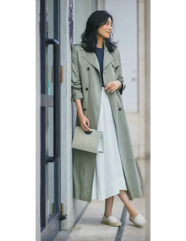 カーキのトレンチコートコーデのゆうき