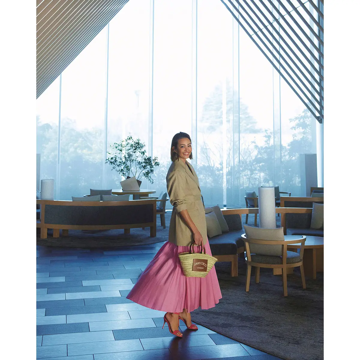 ベージュジャケットとピンクのボリュームスカートのコーデ　モデル・RINA