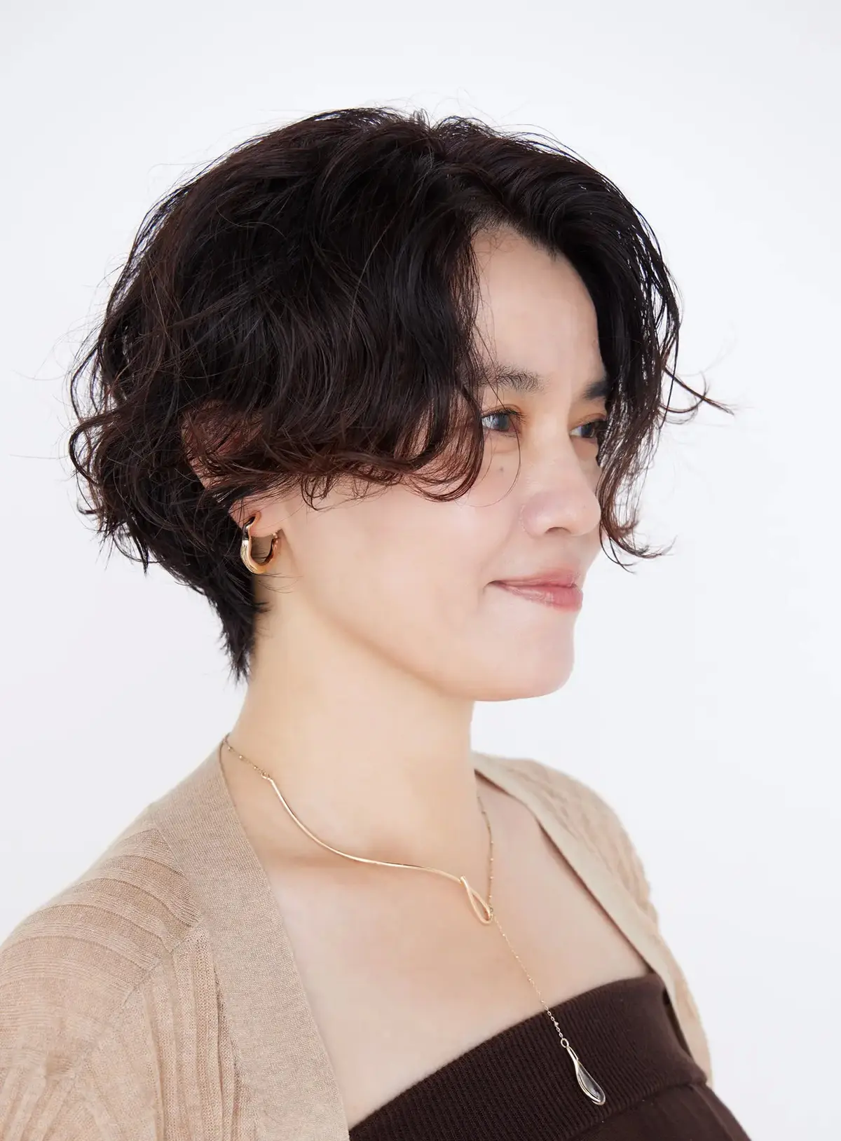 うねりにパーマをプラス！悩みを逆手に取ったショートスタイルで小顔見え【50代髪型・ヘアスタイル】