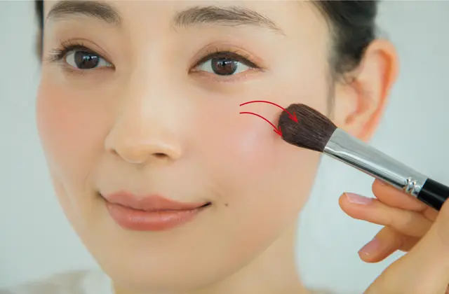 高めをキープしたままサイドまで狭い範囲で塗る