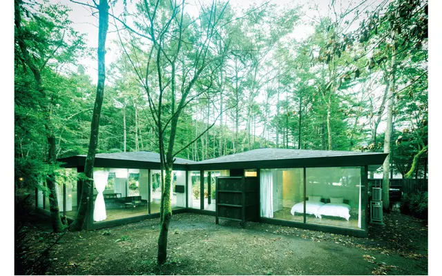 シースルーな建築に泊まって、まるで森の中にいるかのような滞在を