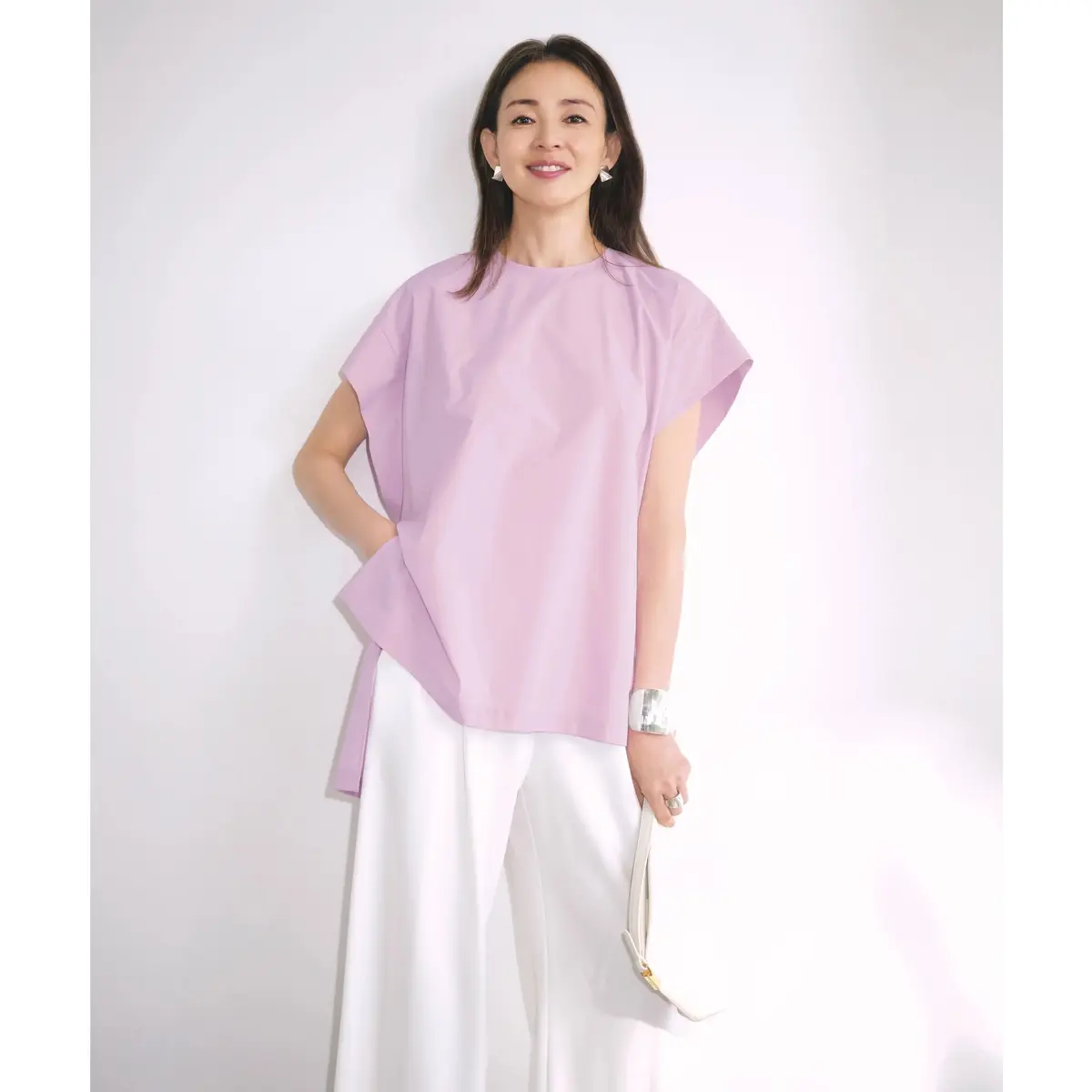 シックな黒ワンピースから品よく絵になる白ワンピースまで【50代の1週間コーデ】