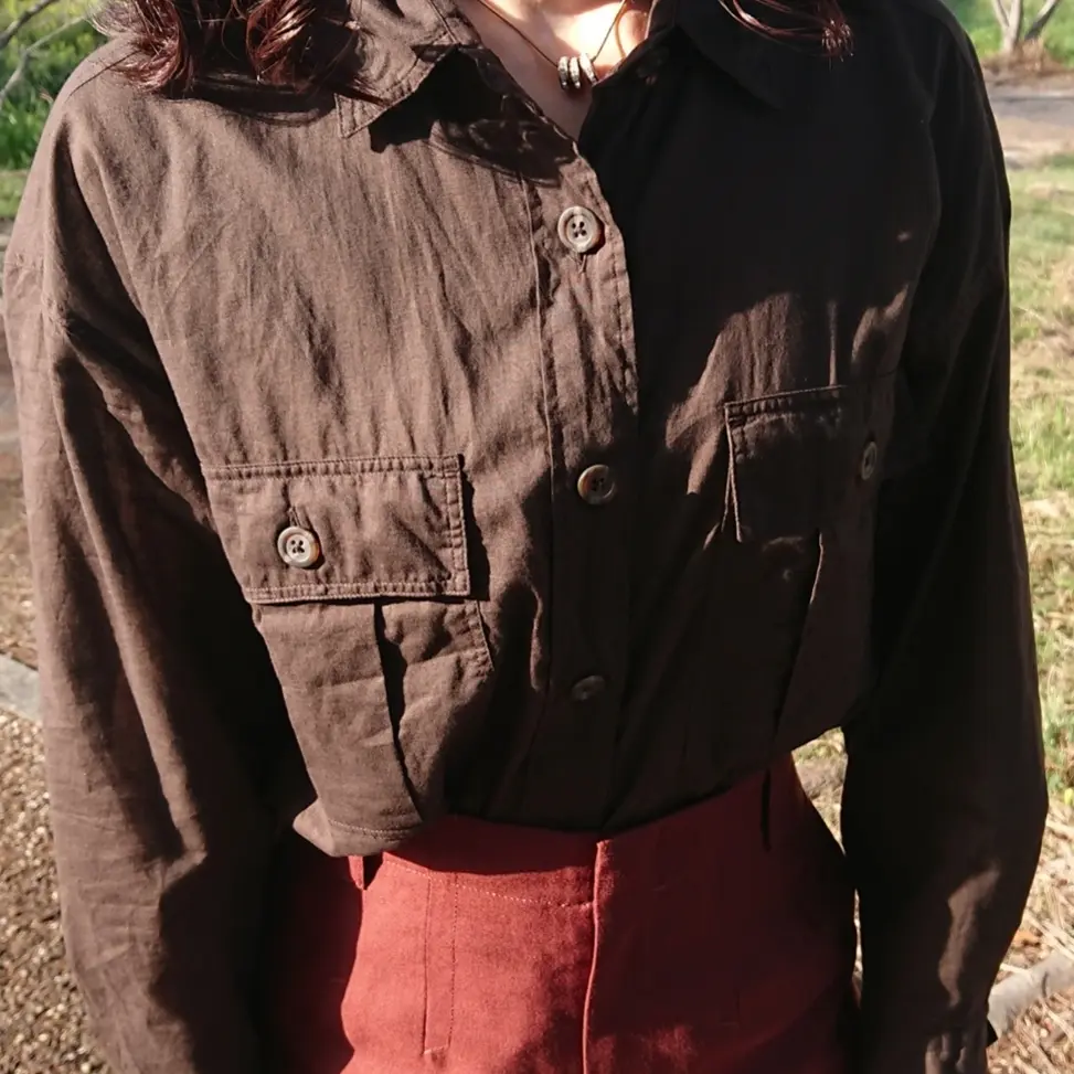 ダークブラウンブラウス