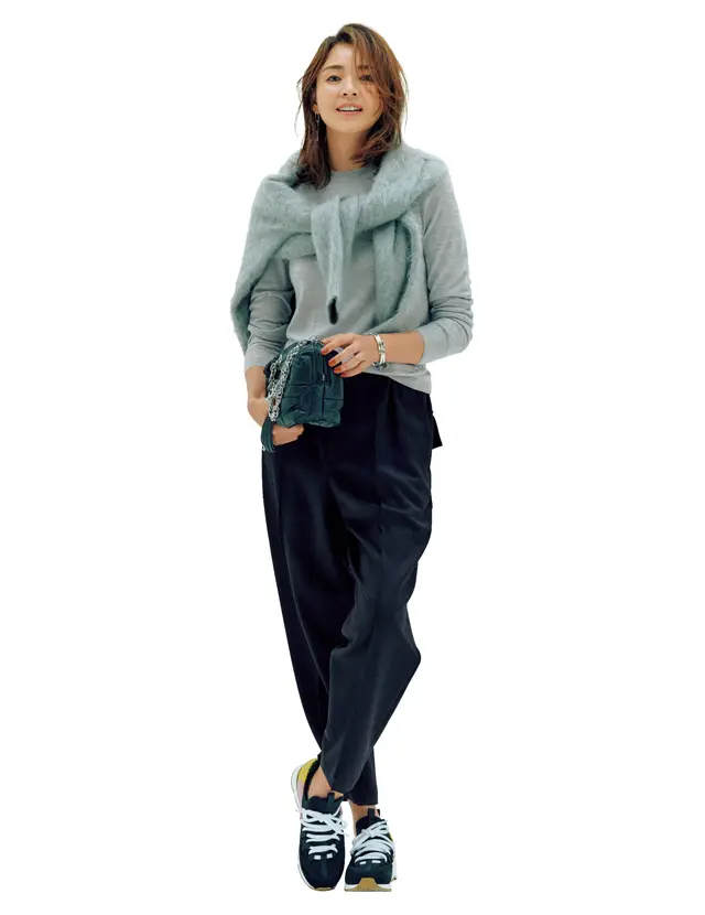 ニット肩かけコーデのSHIHO