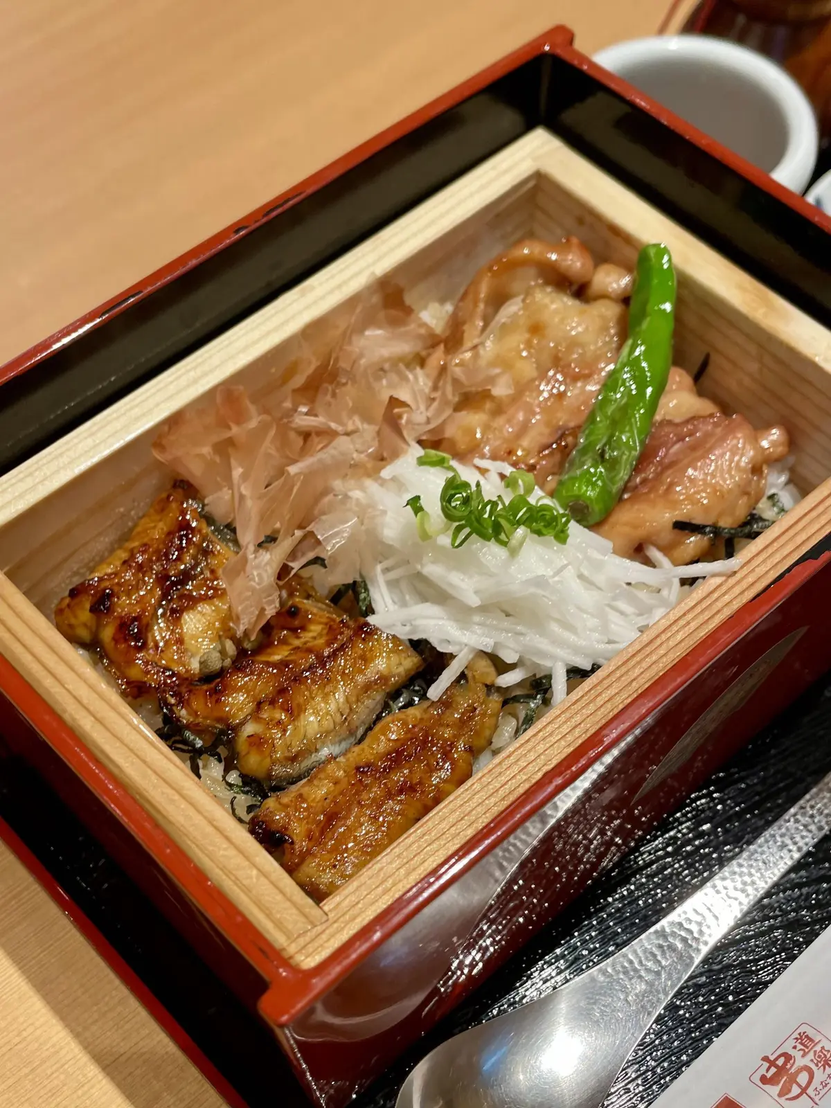 浅草花川戸「鮒忠」料理写真、うなぎと焼き鳥の重