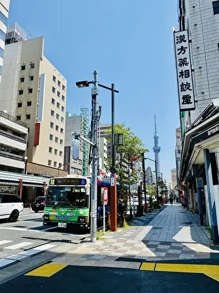 角を曲がるとスカイツリーが目の前に！