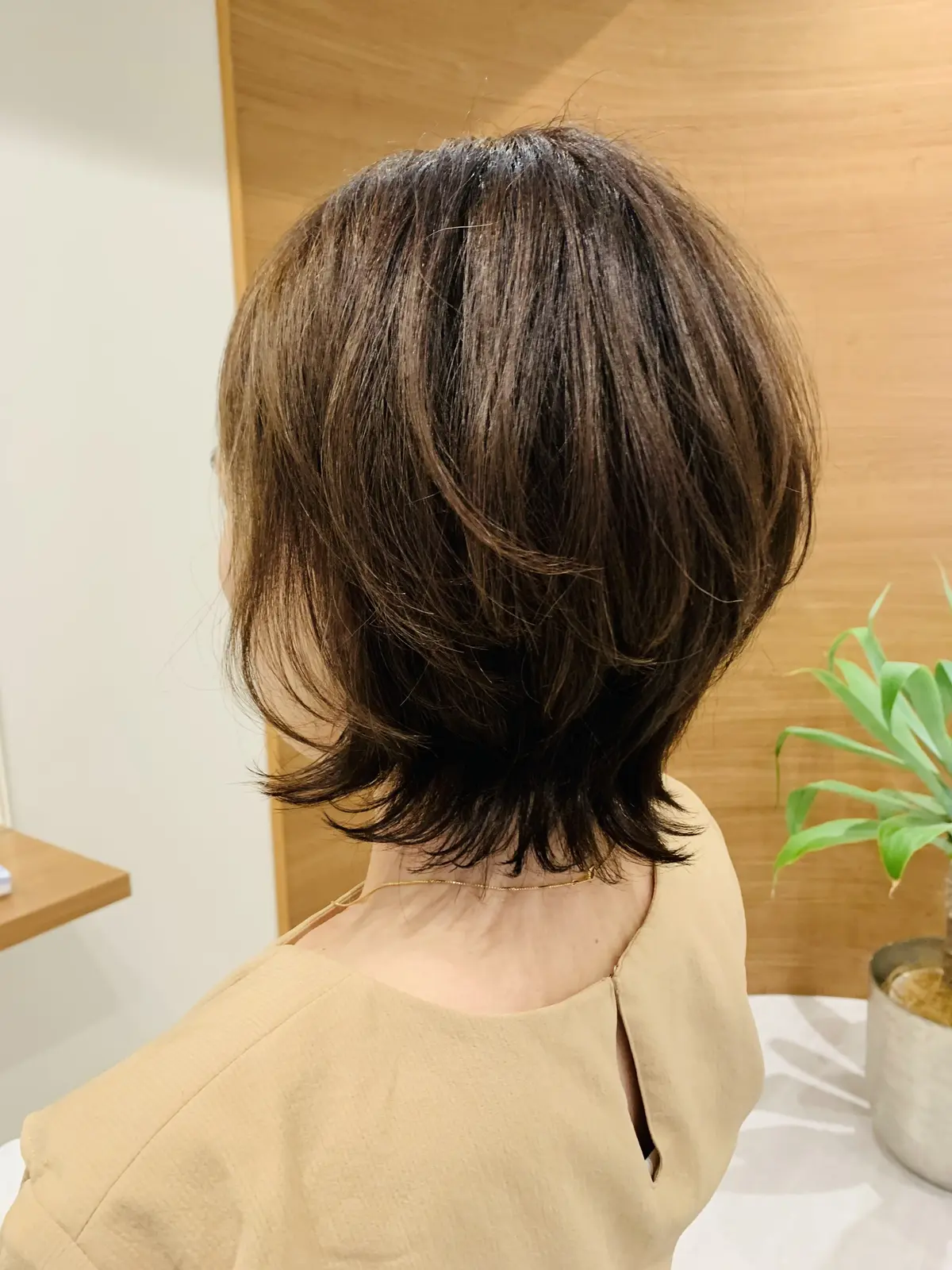 長さを残したショートカットの50代女性　横からみた姿