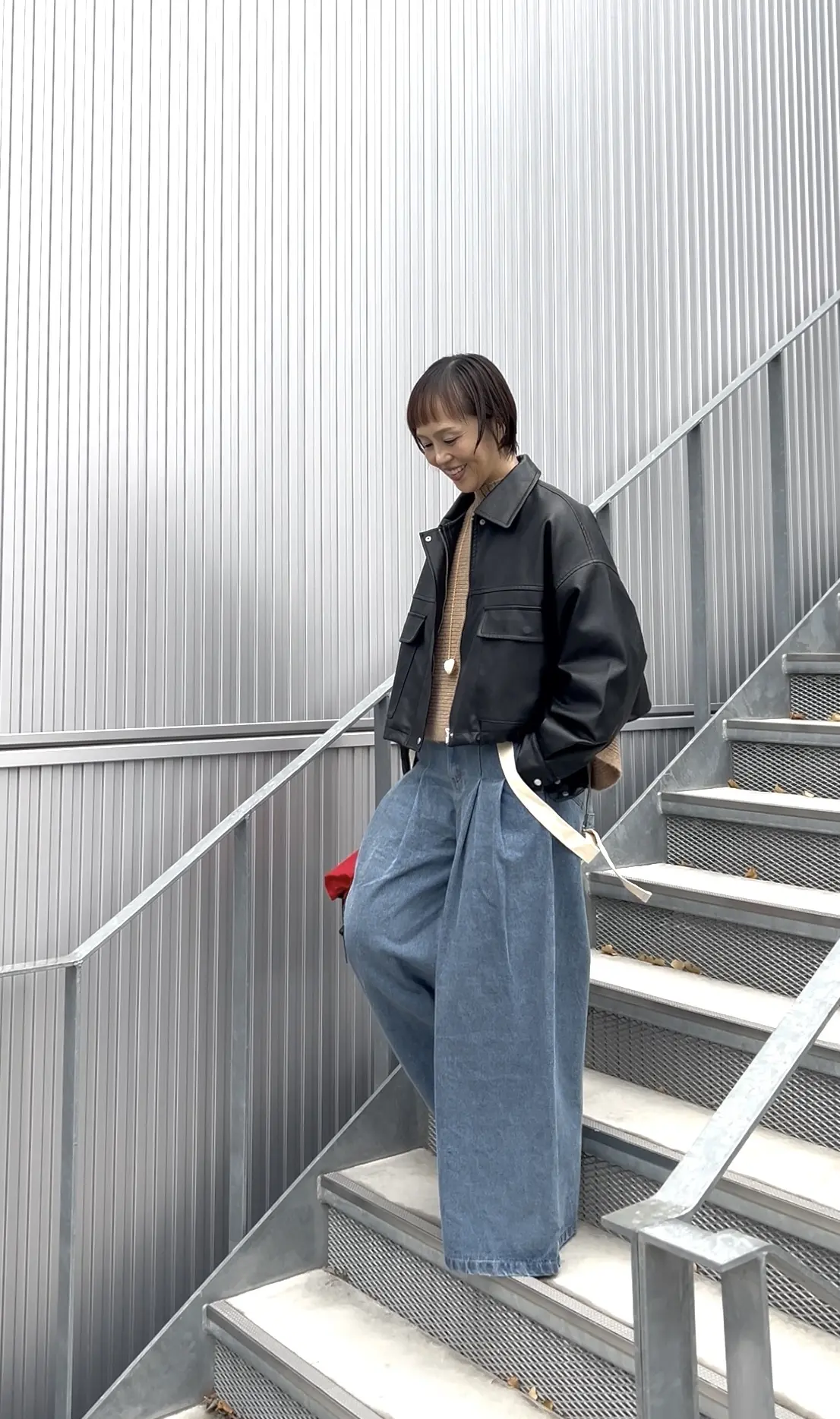 アラフィフランチコーデ　アラフィフデニムコーデ　大人カジュアル　ワイドデニム　自撮り　オン眉　ミニボブ　フェイクレザー　レザーコーデ　脚長効果