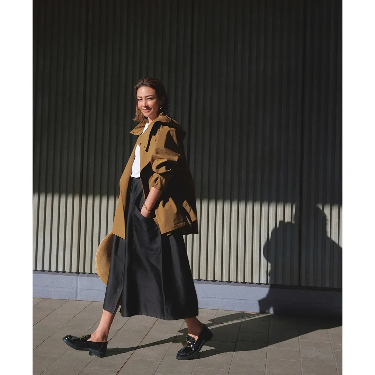ブラウンのブルゾンと黒ボリュームスカートのコーデ　モデル・RINA