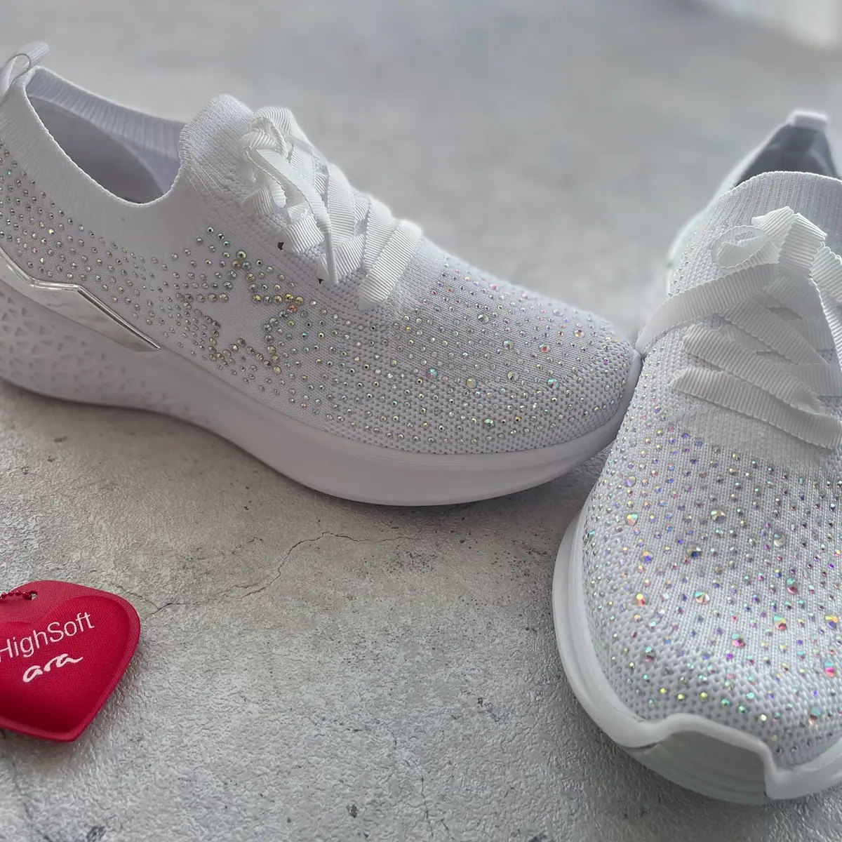 女度高め⭐︎優美なパンツとスニーカーの画像_6