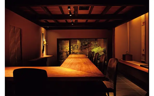 風情のある中庭を眺めながら、カウンターでゆっくり杯を傾ける。おひとりでも楽しめる一軒