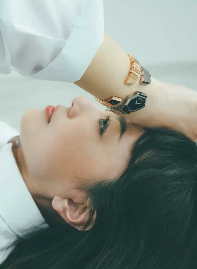 ブレスレット「ジェム ディオール」（PG×D）￥3,410,000・時計「ジェム ディオール」（SS×ブラックマザーオブパール）￥583,000（ディオール タイムピーシズ）