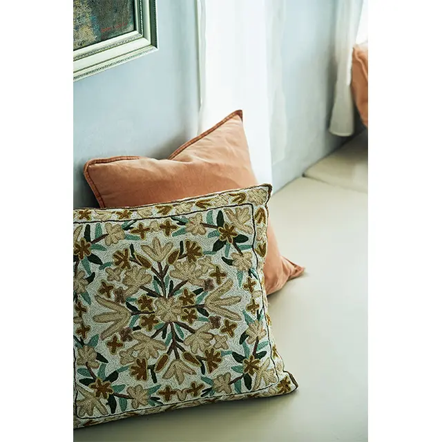 アクセントとなっているクッションはトルコで見つけたもの