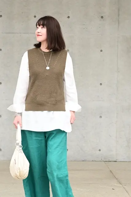 グリーンのパンツにカーキ＆白を合わせてコーディネート