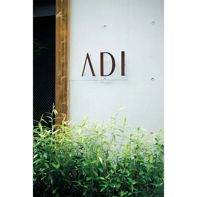 中目黒の住宅街に立つ。