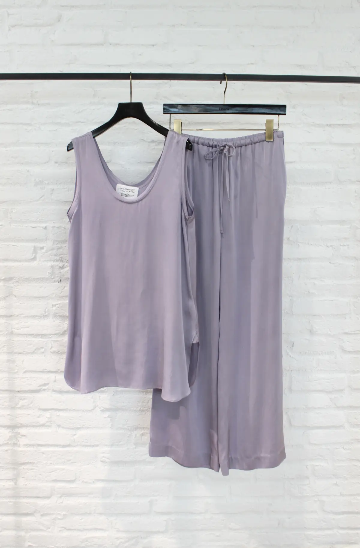 Chaos　ラベンダーカラーのシルクタンクトップとパンツ