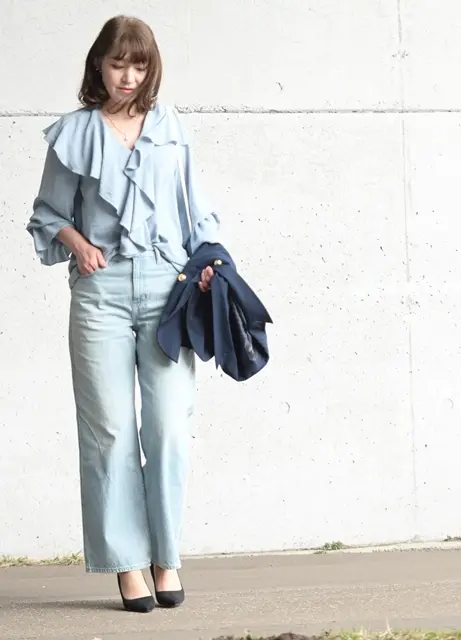 UNIQLO バギージーンズとフリルブラウスのコーデ