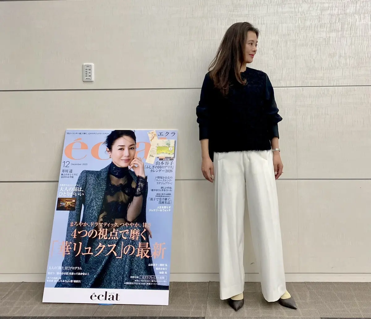 158cmでもすっきり映える骨格ストレート向け上品コーデ。エクラプレミアム優美なパンツ白。ジャガード切り替えブラウス。裏地付き白パンツと黒トップスの冬コーデ。エクラプレミアムの上品なきれいめスタイル。