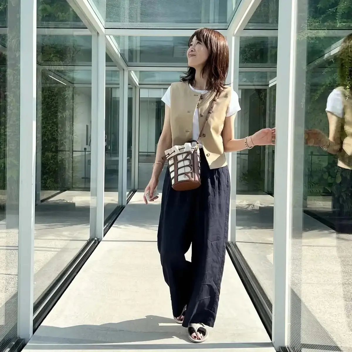 【50代の旅コーデ5選】風通しもばっちり＆涼やかな一着で快適な旅を！