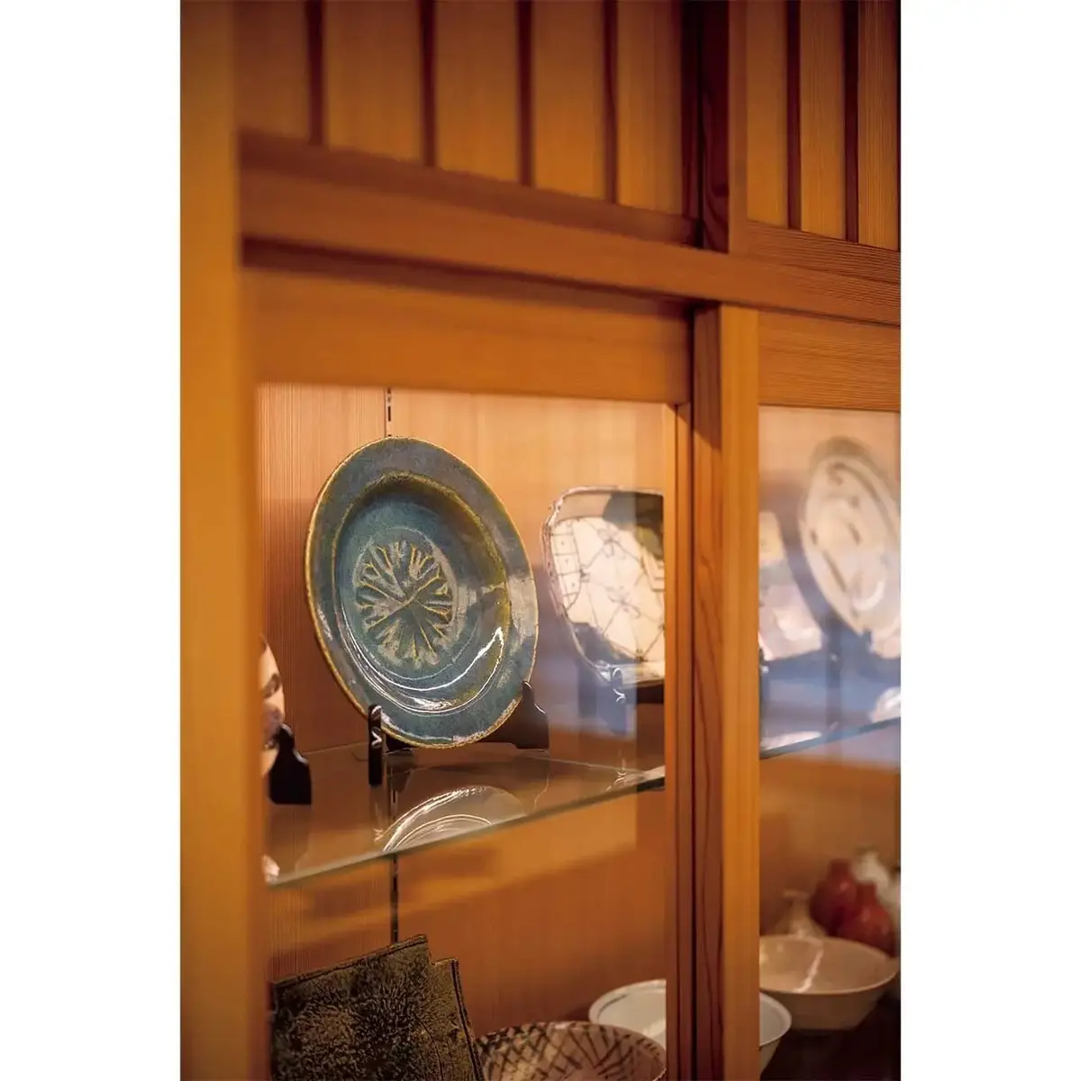 店内の棚に北大路魯山人の美術品級の器が並ぶ。数寄屋建築の名工・中村外二工務店が改修