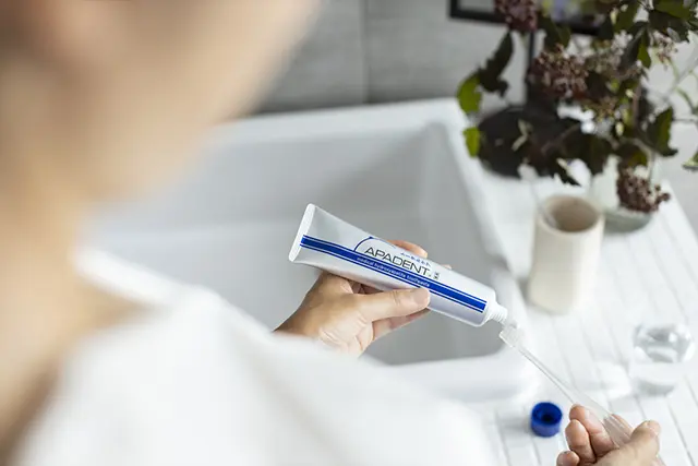 「アパデント」に配合された、エナメル質の健康を保ち、むし歯予防に効果がある薬効成分「薬用ハイドロキシアパタイト」に松ヶ崎さんも興味津々