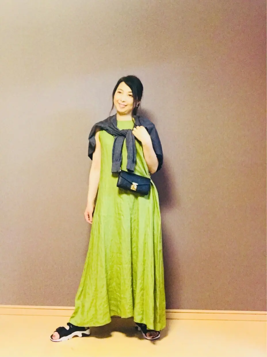 カーディガン  スポサン　スポーツサンダル　小さめバッグ　ルイヴィトン 