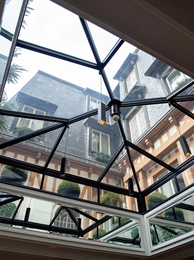 シャンゼリゼ大通りやモンテーニュ大通りからも近いが、隠れ家的なホテル