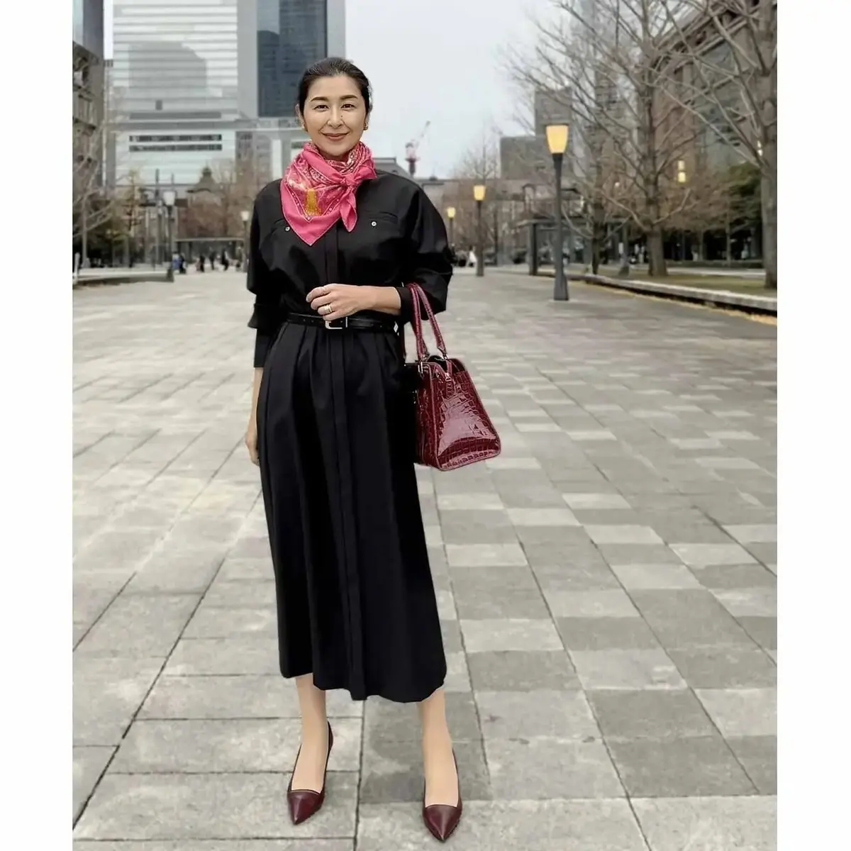 シンプルな冬のモノトーンコーデが一気に華やかに！おしゃれな50代愛用の「スカーフ・ストール」5選