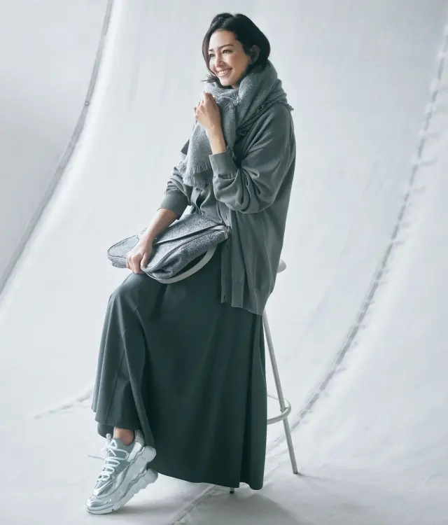 セットアップや巻きものを重ねて上半身にボリュームを。上下の濃淡で切れ味もよく