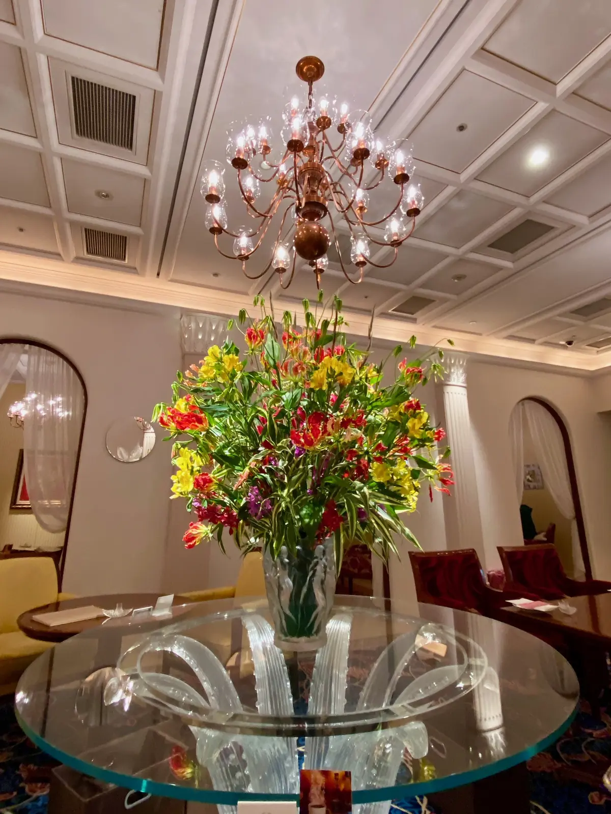 銀座クリスタルカフェの店内中央にある花の写真