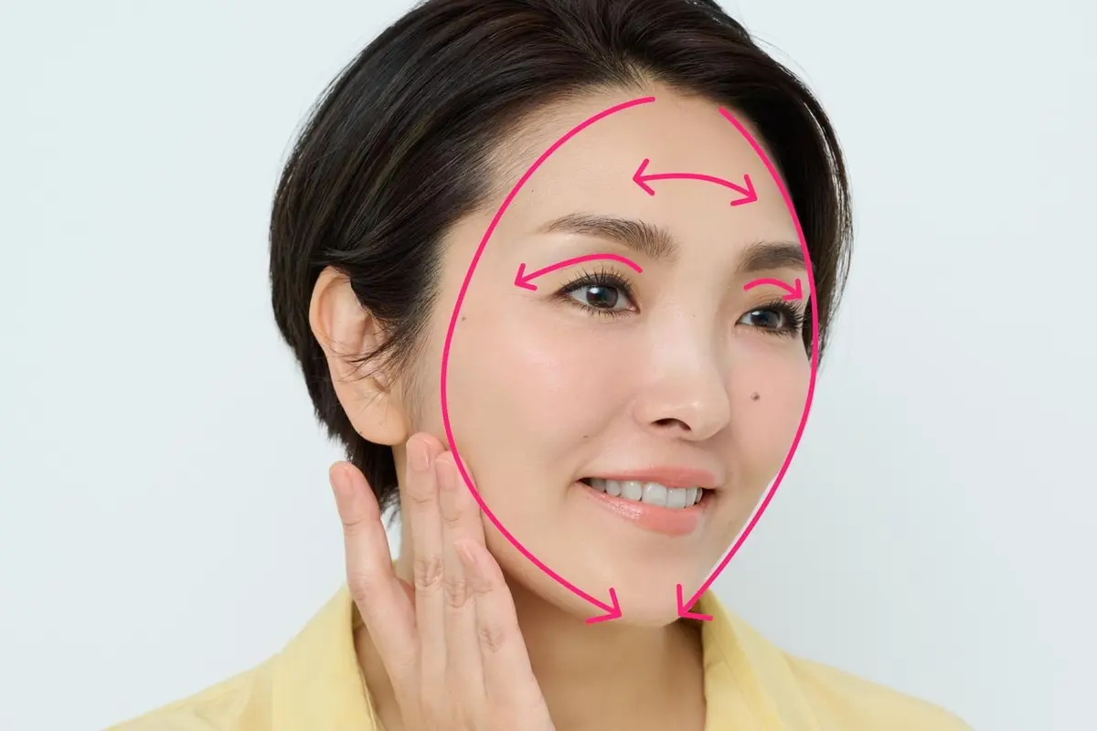 OurAge×Webエクラ　コーラルチーク　塗り方　指に残ったチークを、フェイスラインや額、左右のまぶたにも塗る